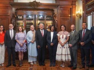 Se reúne AMLO con consejeros del INE