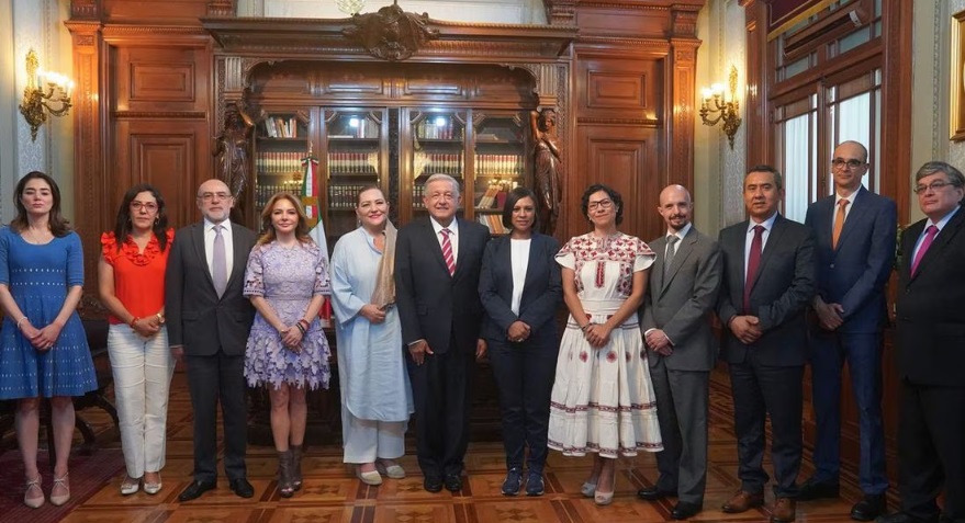 Se reúne AMLO con consejeros del INE