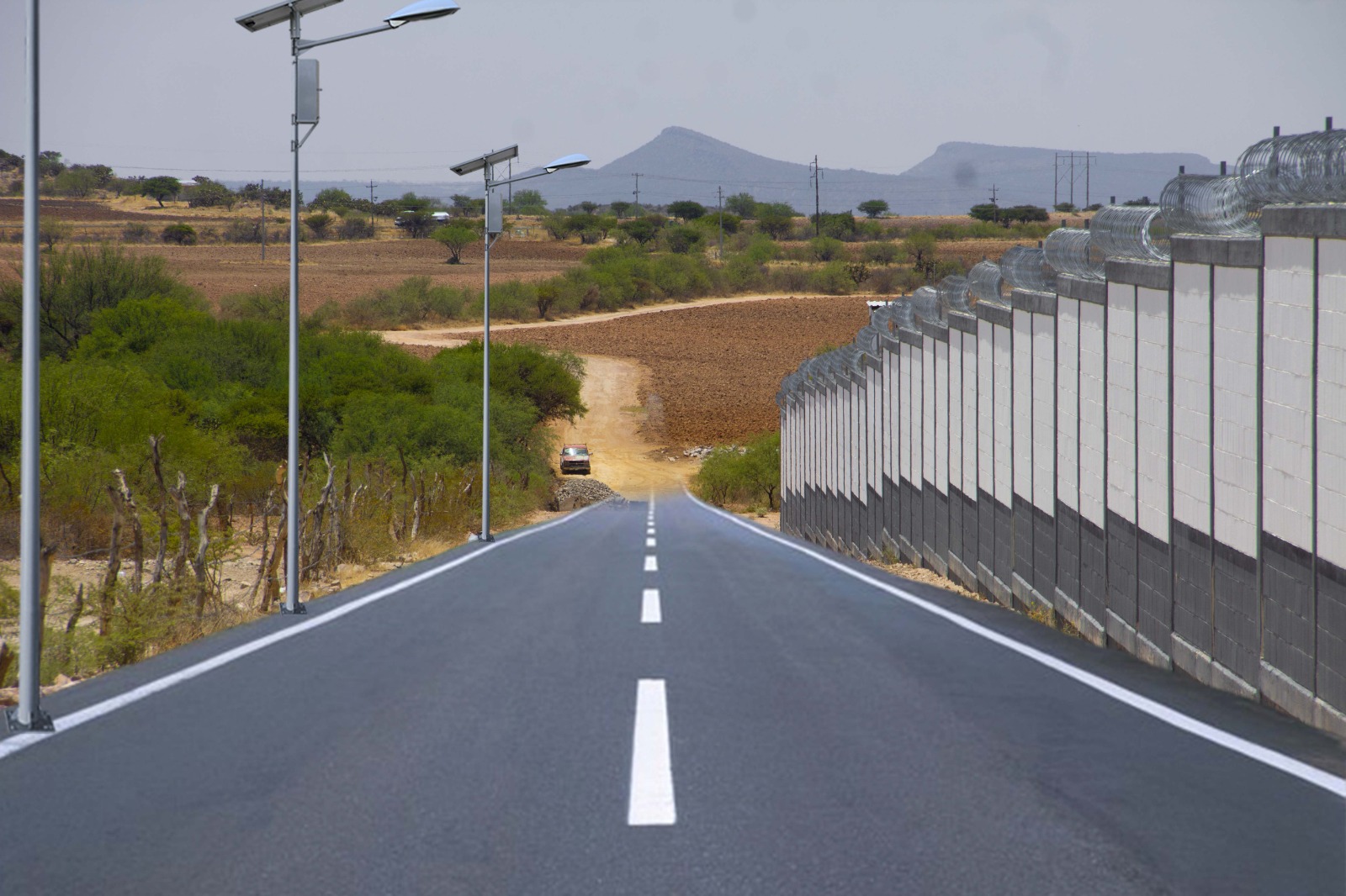 Construye el municipio acceso a la base de la GN