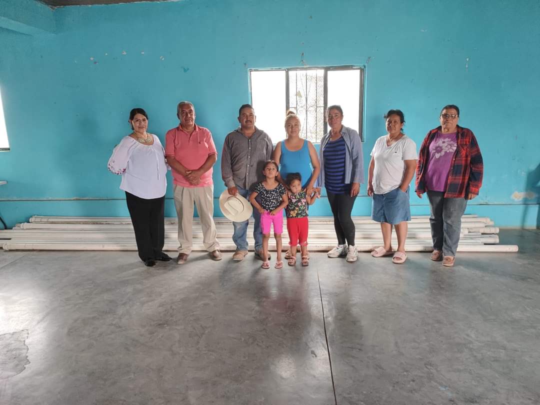 Ayudan a habitantes de Corrales