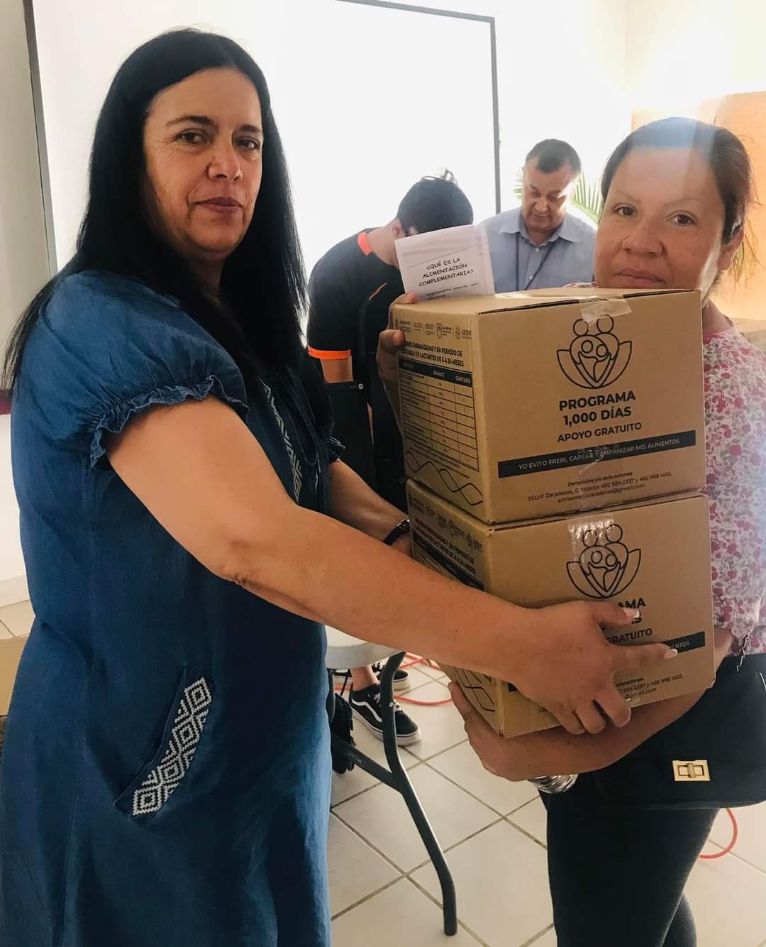 Entregan apoyos a embarazadas y lactantes