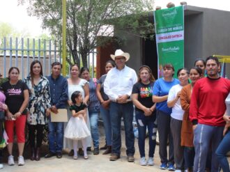 Entregan apoyos para la construcción de baños
