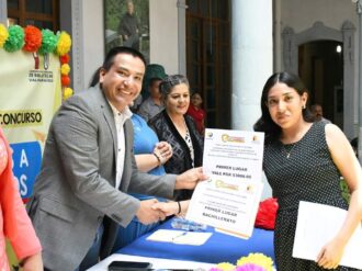 Premian a los ganadores del concurso Rescatando Valores a través de los Cuentos