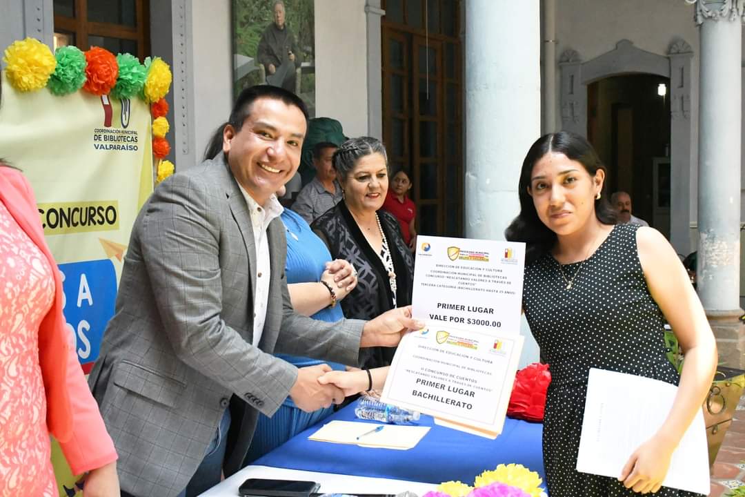 Premian a los ganadores del concurso Rescatando Valores a través de los Cuentos