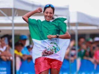 La marchista Alejandra Ortega prefirió celebrar con la bandera que romper récord