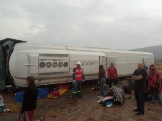 Deja 8 fallecidos y 30 heridos volcadura de un camión