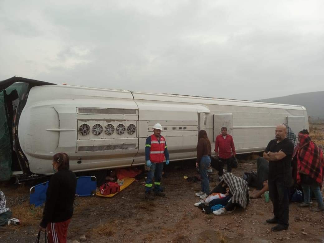 Deja 8 fallecidos y 30 heridos volcadura de un camión