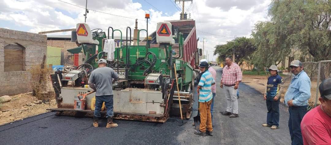 Pavimentan calle en San Antonio del Ciprés