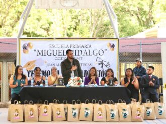 Felicita Hassan Garduño a egresados de primaria