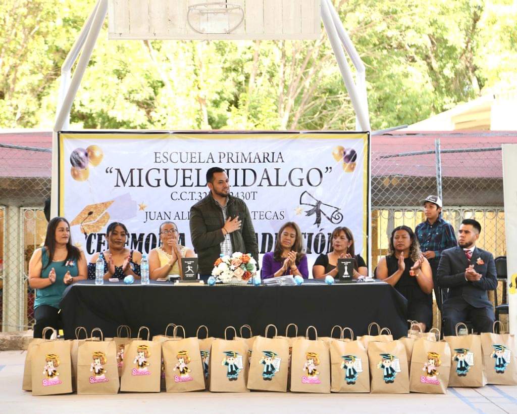 Felicita Hassan Garduño a egresados de primaria