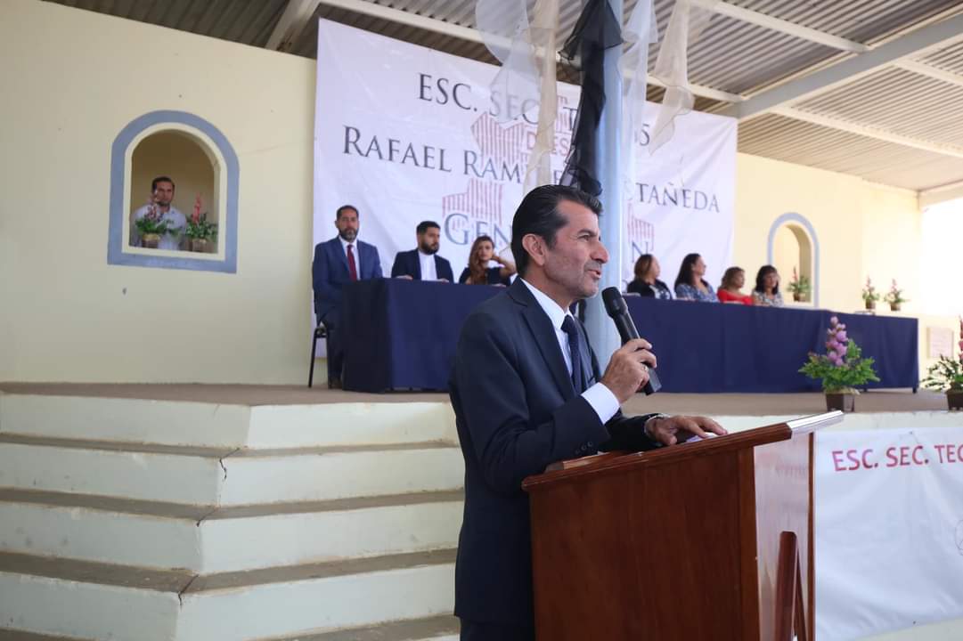 Felicita alcalde de Calera a egresados