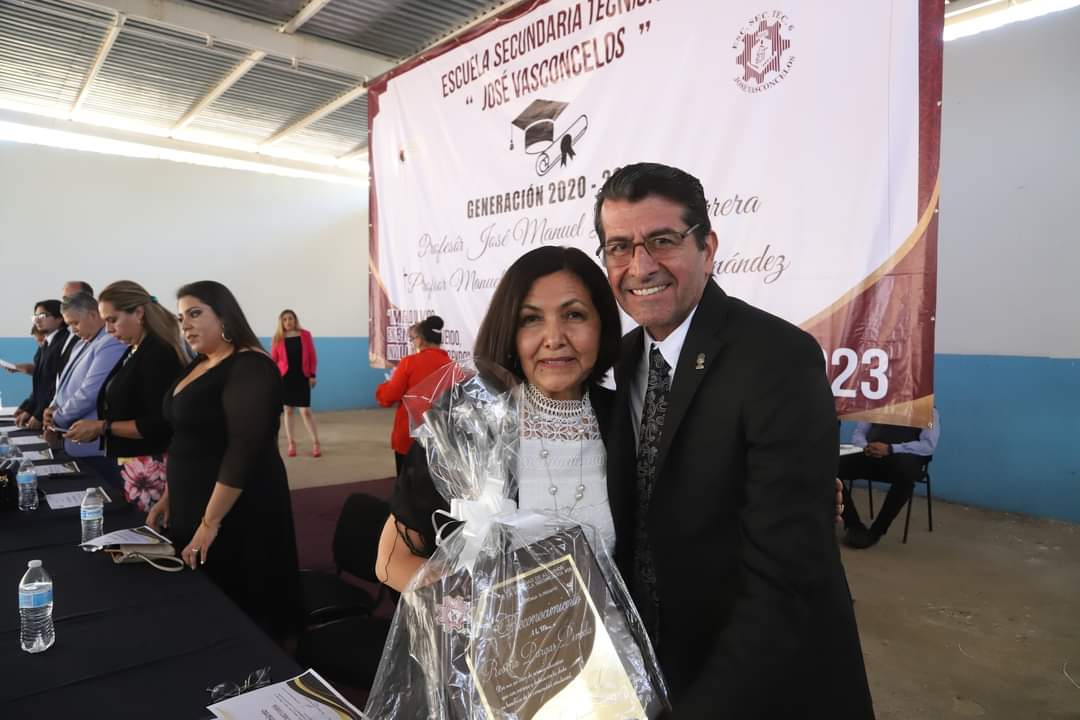 Acompaña Ángel Hernández a estudiantes de la EST 60