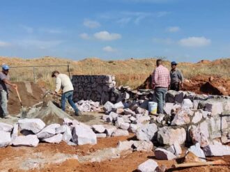 Construyen barda perimetral de Casa de Salud en Casa de Cerros