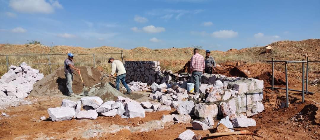 Construyen barda perimetral de Casa de Salud en Casa de Cerros
