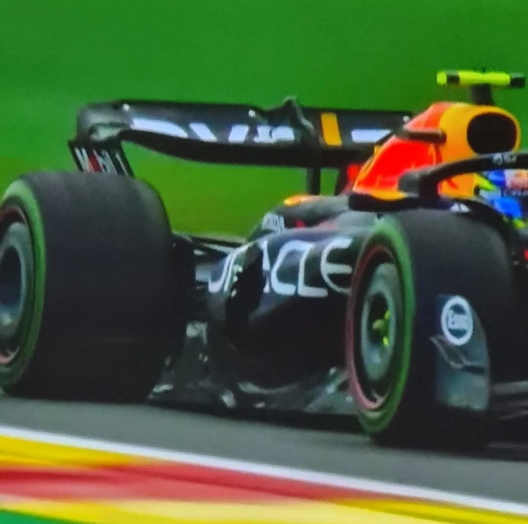Así quedó el monoplaza de Checo Pérez tras chocar con Lewis Hamilton