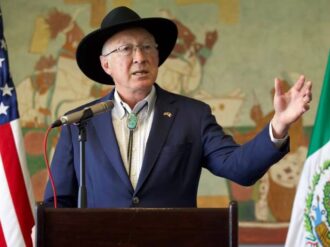 Ken Salazar celebra sanción a empresa mexicana y 10 personas vinculadas a Los Chapitos