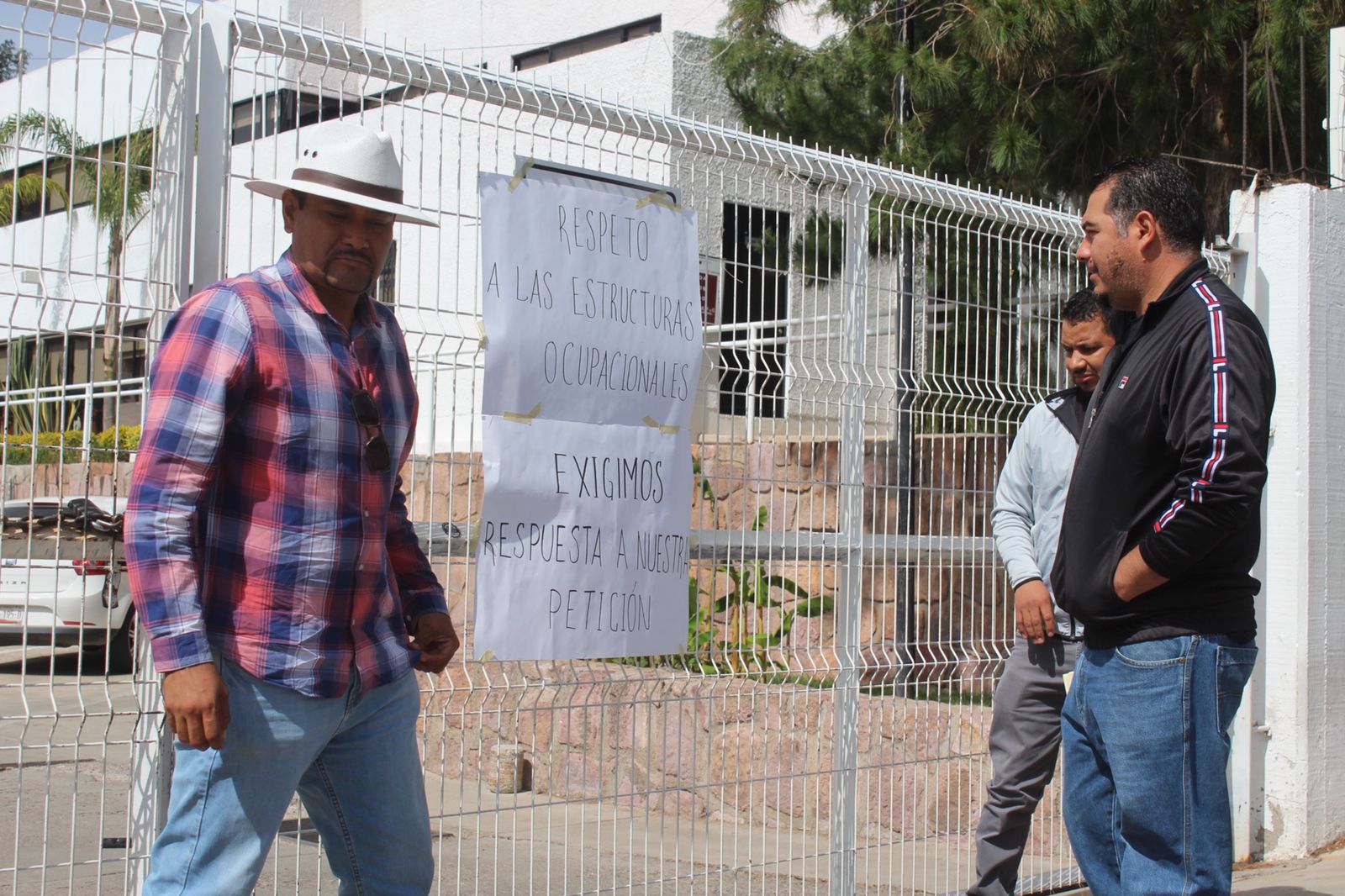 Otra vez toman la Seduzac; exigen vacantes