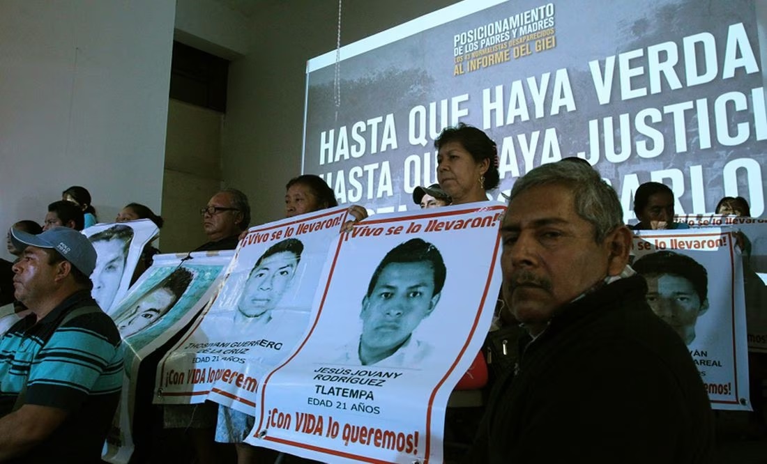 Padres de los 43 normalistas de Ayotzinapa solicitan reunión con AMLO; “No nos falle”, advierten