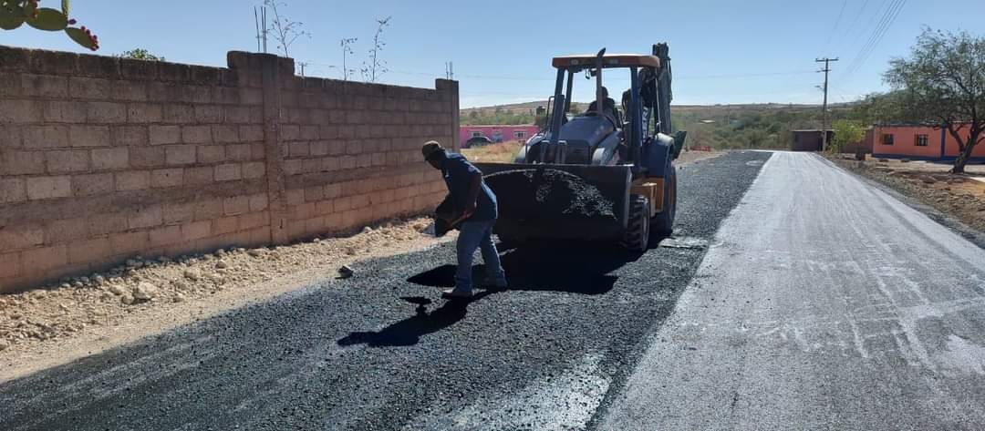Pavimentan calle en Laguna Seca