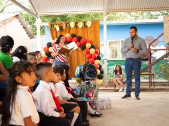 Apadrina Hassan Garduño a niños de preescolar