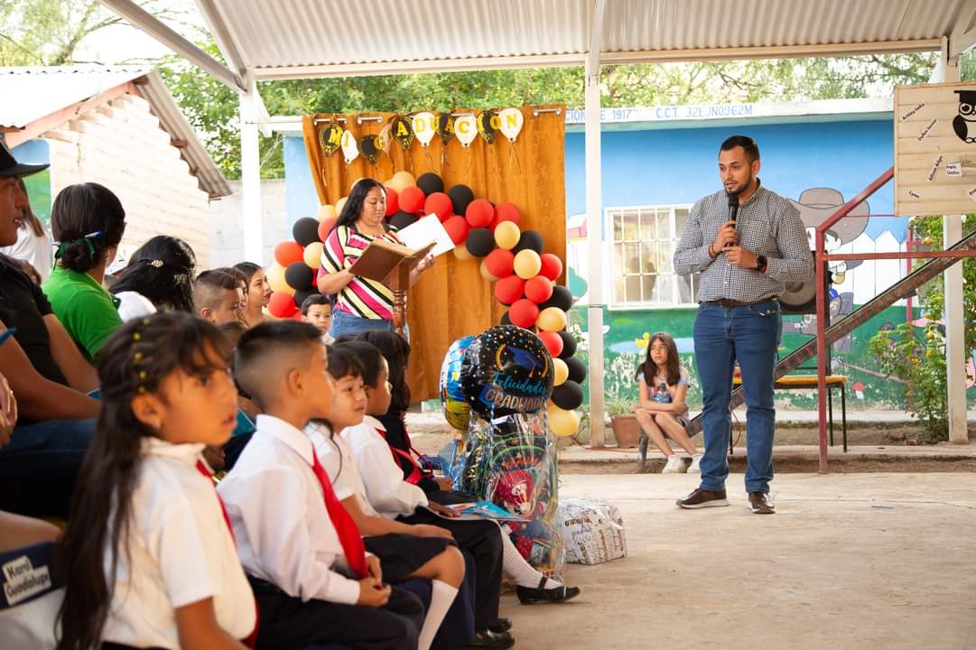 Apadrina Hassan Garduño a niños de preescolar