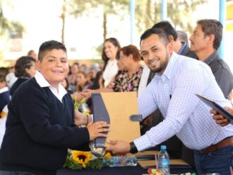 Apadrina Hassan Garduño a egresados de primaria