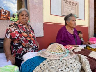 Venden productos hechos por manos zacatecanas