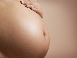 En México, 17 de cada 100 embarazadas son adolescentes; se ha reducido en un 37% la muerte materna