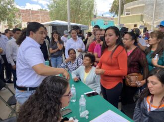 Atienden Jorge Miranda y funcionarios a vecinos de El Orito