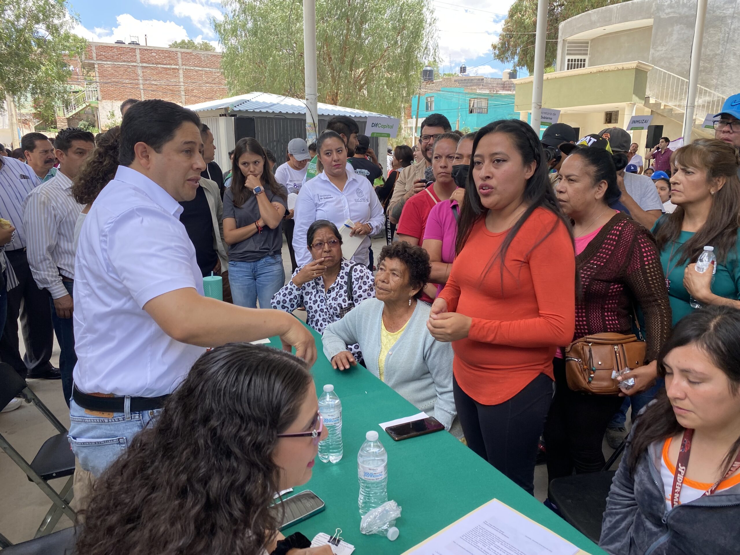 Atienden Jorge Miranda y funcionarios a vecinos de El Orito