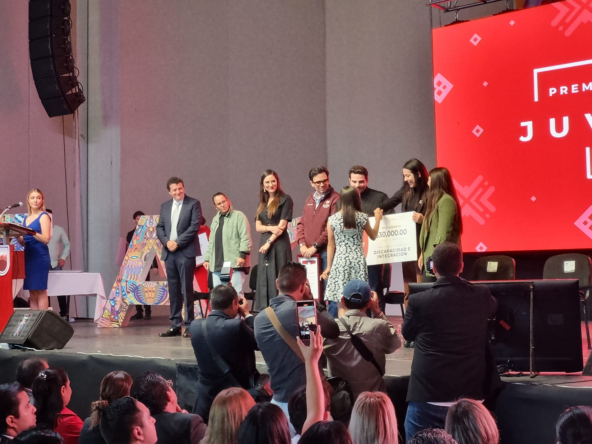 Premian a talentos juveniles; se manifiestan los trabajadores de la fiscalía