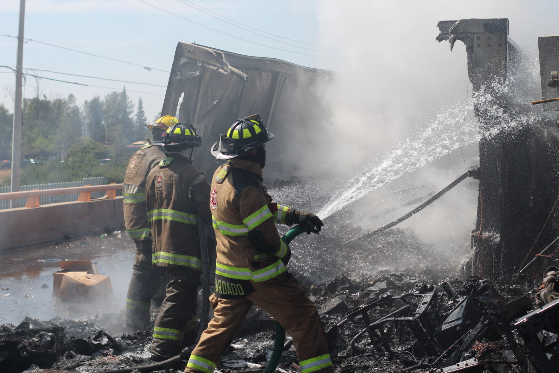 Tras volcadura, arde tráiler con envases