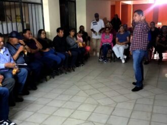 Dialoga Mario Córdova con vecinos de la calle Delgadillo por obra mal hecha