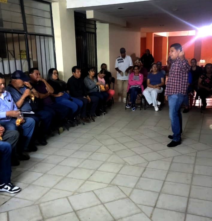 Dialoga Mario Córdova con vecinos de la calle Delgadillo por obra mal hecha