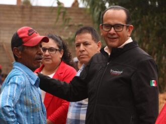 Se reúne Alan Murillo con vecinos de Charco Blanco