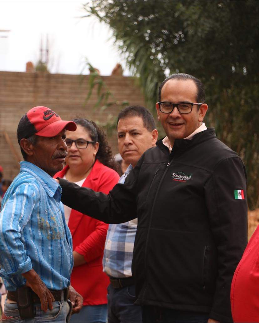 Se reúne Alan Murillo con vecinos de Charco Blanco