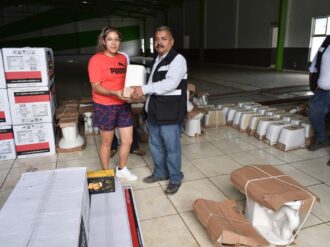Entregan paquetes de mejoramiento a la vivienda 