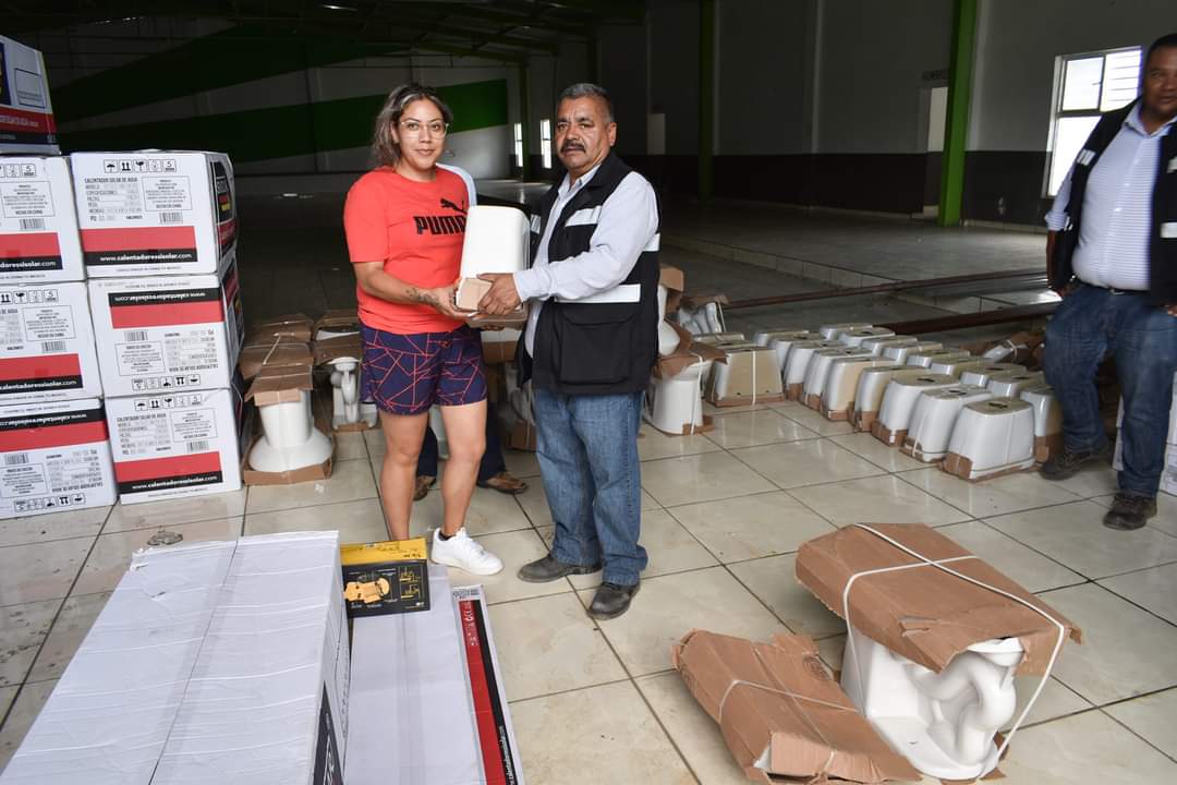 Entregan paquetes de mejoramiento a la vivienda 