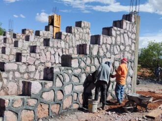 Construyen gradas 