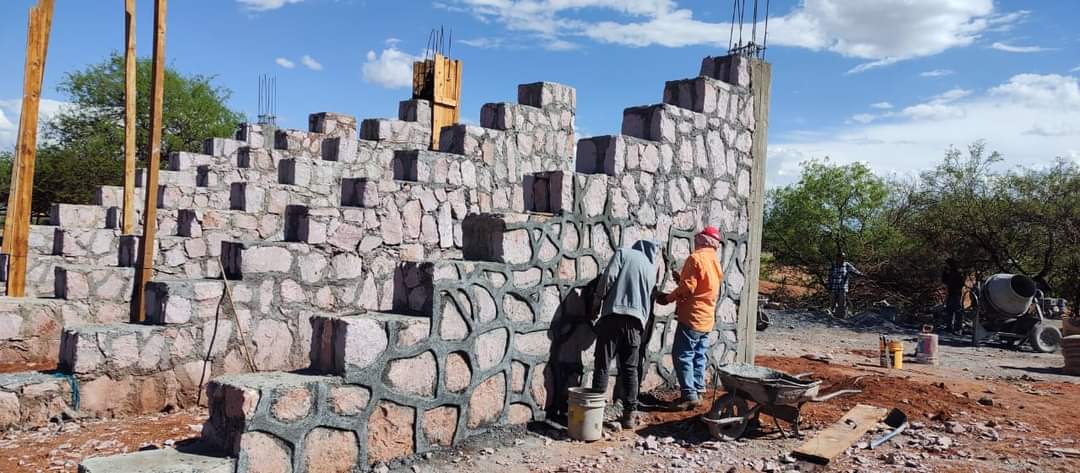 Construyen gradas 