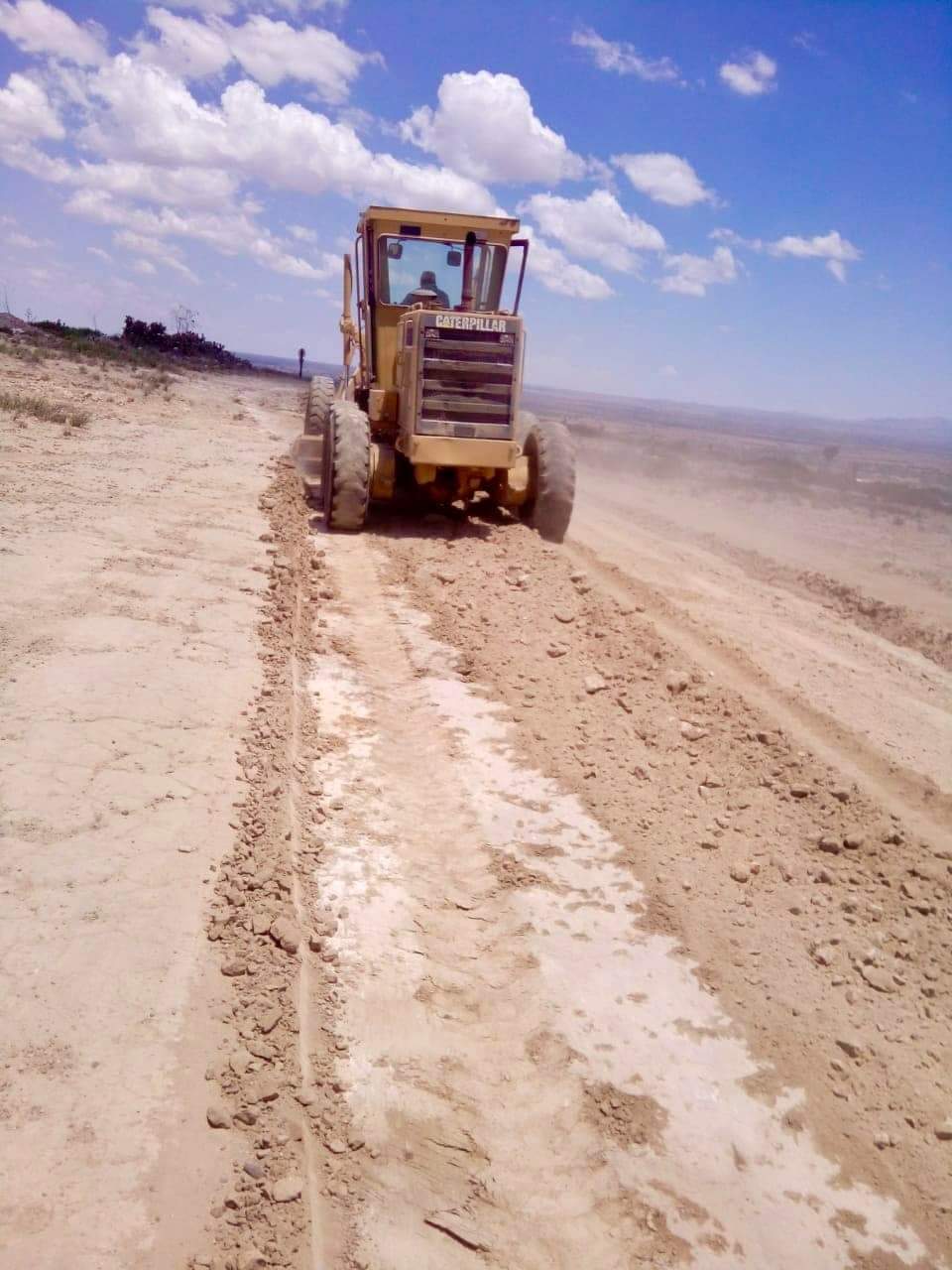 Dan mantenimiento a caminos rurales