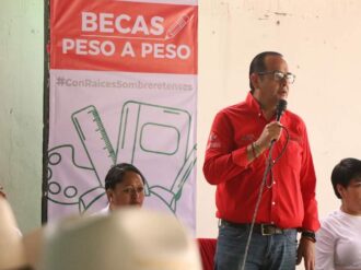 Entrega Alan Murillo becas a estudiantes de San José de Ranchos