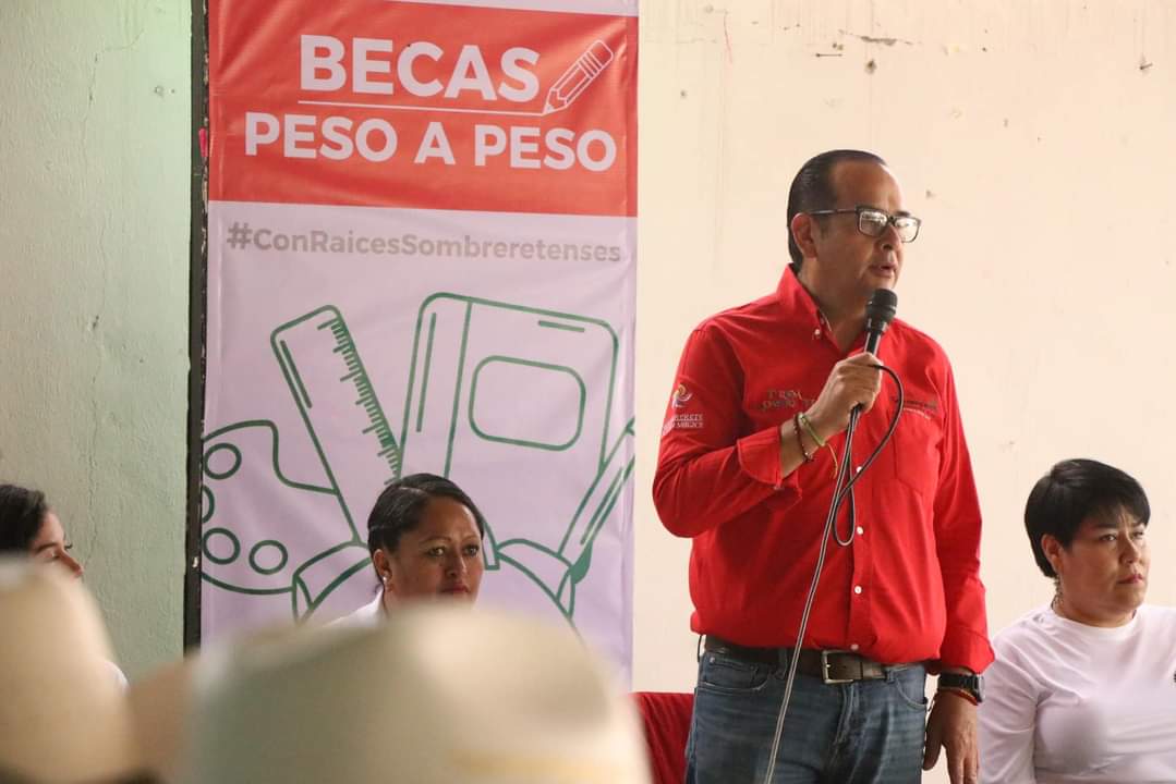 Entrega Alan Murillo becas a estudiantes de San José de Ranchos