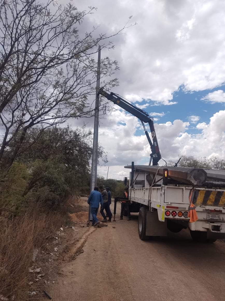 Rehabilitan red eléctrica en San Antonio del Ciprés