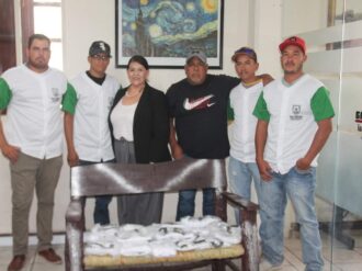 Entregan camisolas a Los Cerveceros