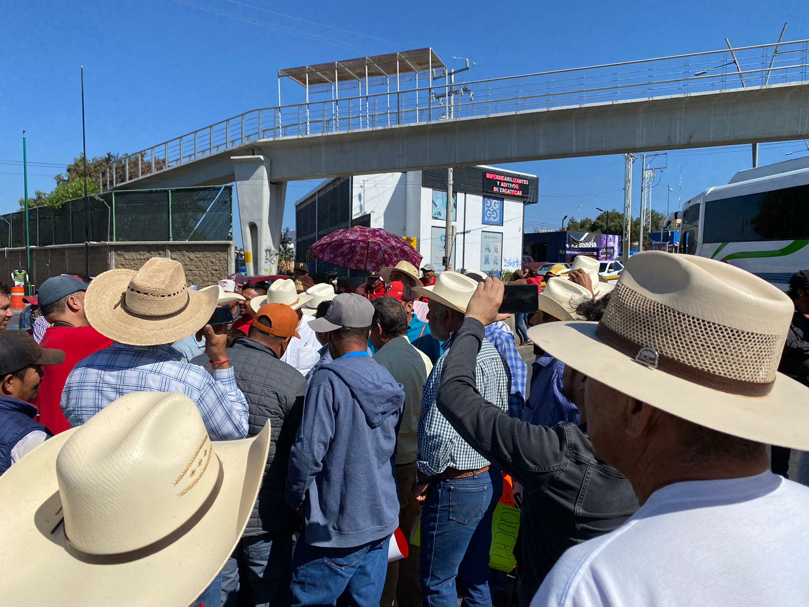 Estallan trabajadores de la Fiscalía y toman vialidades