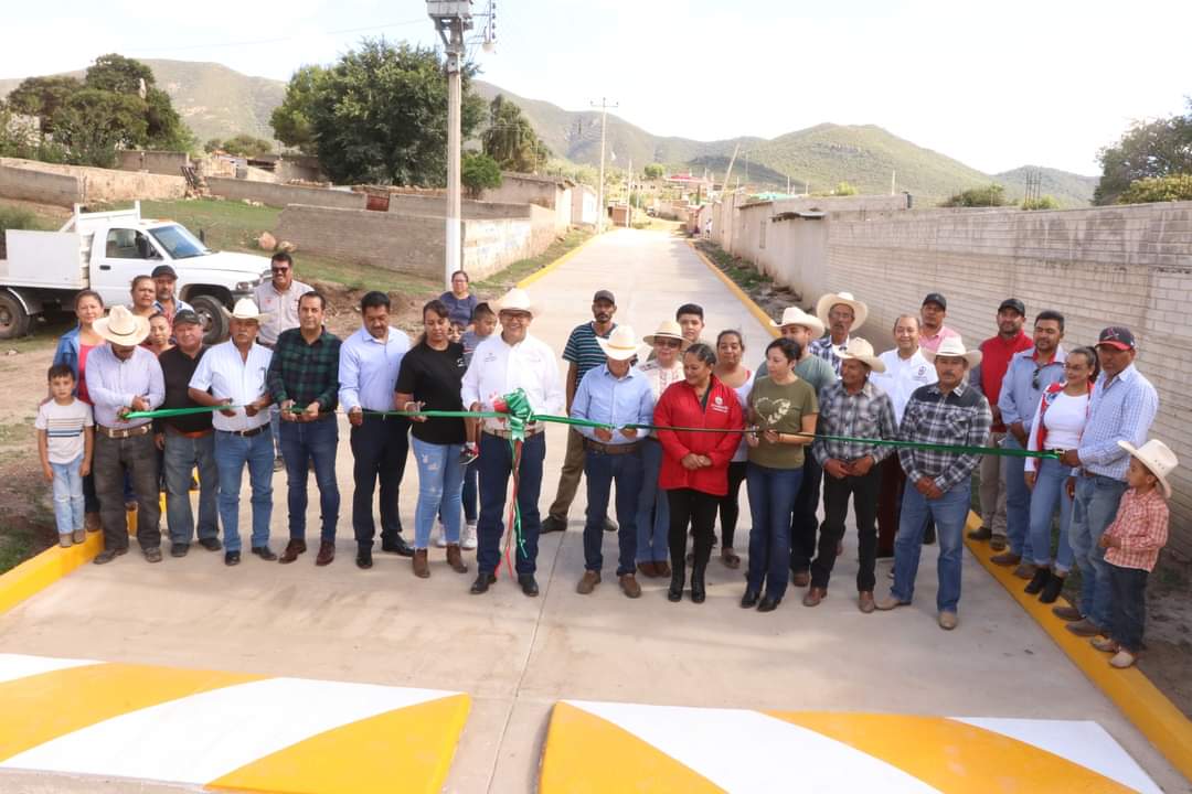 Inauguran pavimentación de calle en El Astillero 