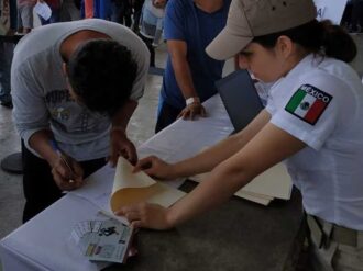 Segob entrega a migrantes 180 mil tarjetas humanitarias, laborales, de residencia y de visitantes
