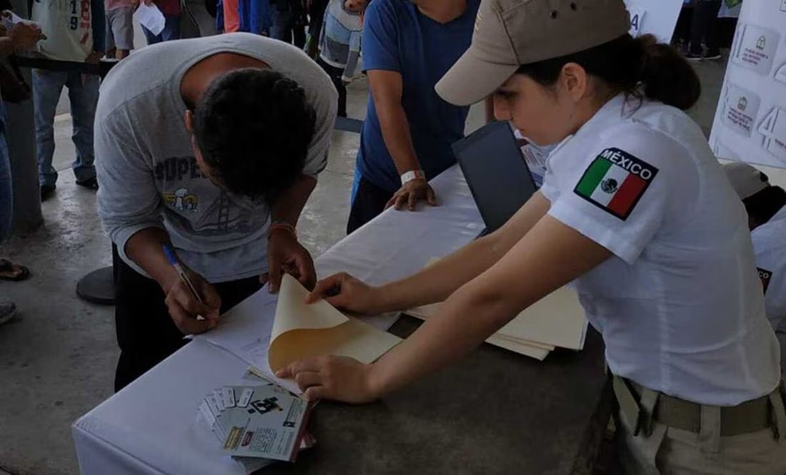 Segob entrega a migrantes 180 mil tarjetas humanitarias, laborales, de residencia y de visitantes