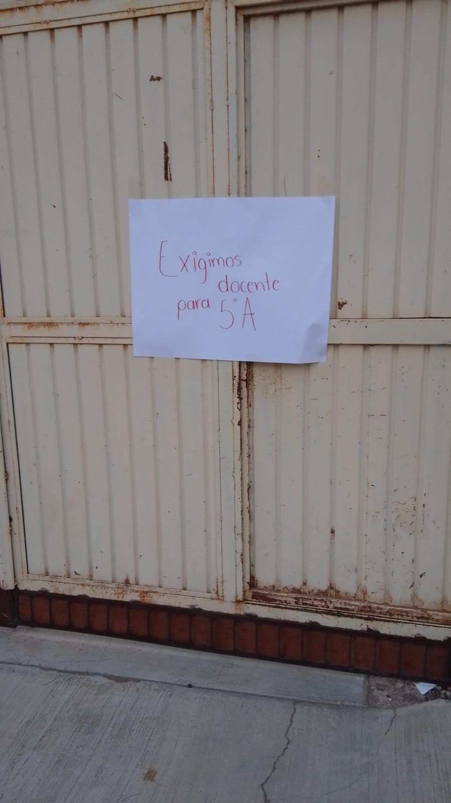 Exigen docente en primaria de Tacoaleche; toman la escuela 